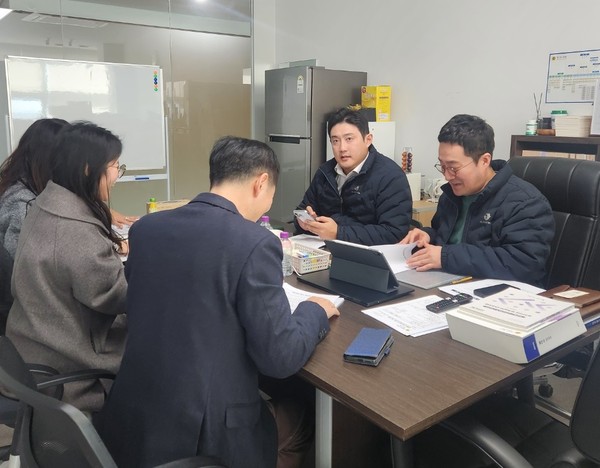 ▲ 시장상권진흥원과 맞춤형 지원 방안 논의 모습.