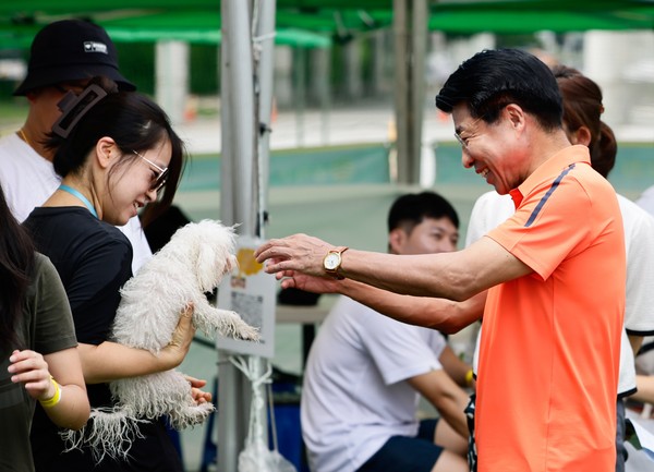 ▲ 주민의 반려견과 소통하는 서강석 송파구청장.