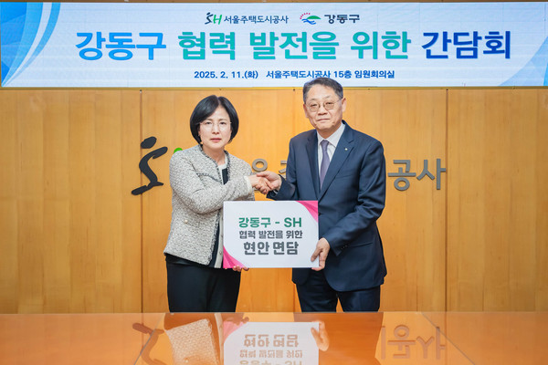 ▲ 이수희 강동구청장, 황상하 SH공사 신임 사장과의 면담 후 기념촬영.