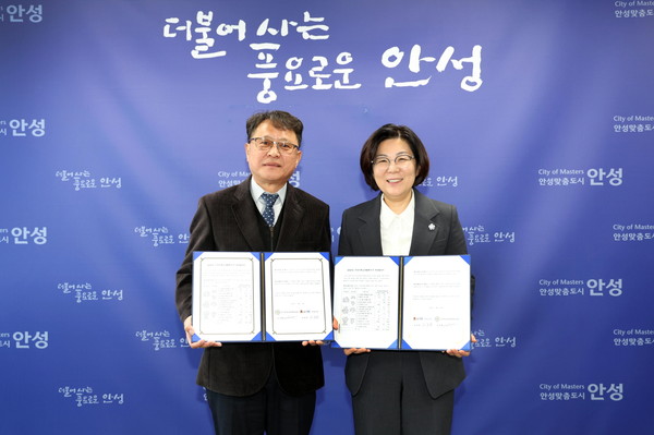 ▲ 김보라 안성시장(오른쪽)과 심상해 안성교육지원청 교육장(왼쪽).