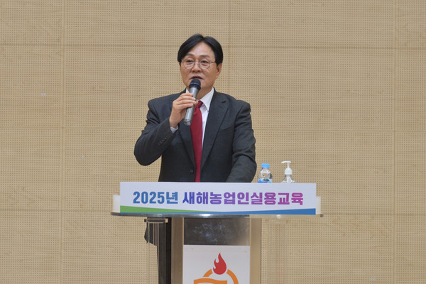 ▲ 박용철 강화군수가 새해 농업인 실용교육에 참석해 인사말을 하고 있다.