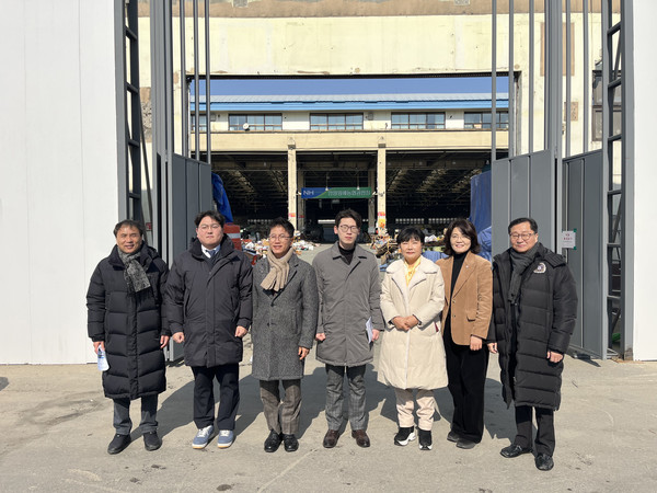 ▲ 안양시의회 총무경제위원회 현장 방문 단체사진.