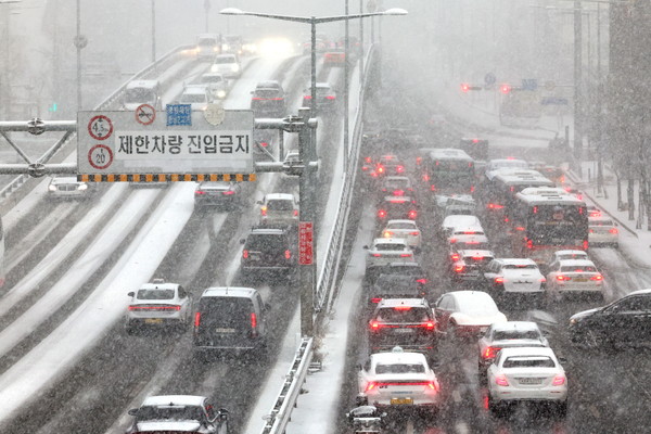 ▲ 서울 용산구 한남대로에 함박눈이 내리고 있다. /뉴시스