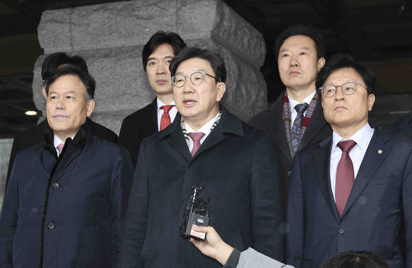 ▲ 권성동 국민의힘 원내대표가 12일 서울 종로구 헌법재판소를 방문을 마친 뒤 방문 취지 발언을 하고 있다. /뉴시스