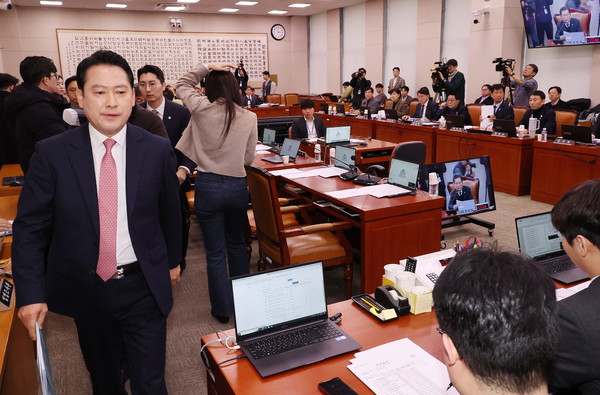 ▲ 국민의힘 의원들이 정청래 위원장이 ‘명태균 특검법’ 상정을 위해 거수 표결을 진행하자 퇴장하고 있다. /뉴시스