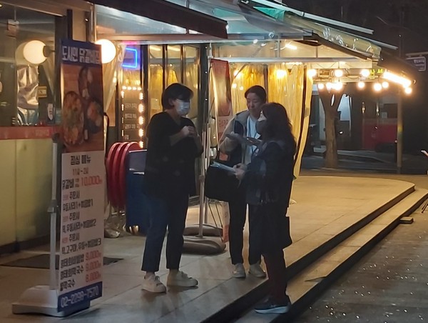 ▲ 야간 무단투기 단속반 계도 활동 모습.