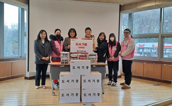 ▲ 용인특례시 한울장애인공동체에 제적도서 300권 전달 모습.