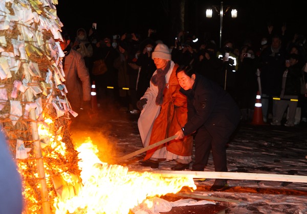 ▲ 봉선사 달집태우기 행사 참석한 주광덕 남양주시장.