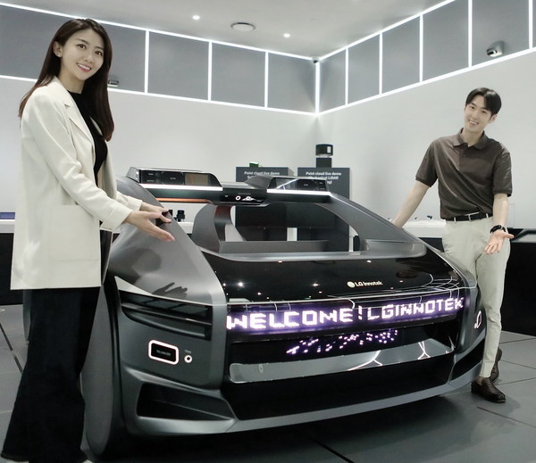 ▲ LG이노텍 직원들이 미래차 목업(Mock-up)에 장착된 차량 조명 모듈 ‘넥슬라이드’를 선보이고 있다. (사진=LG이노텍 제공) /뉴시스