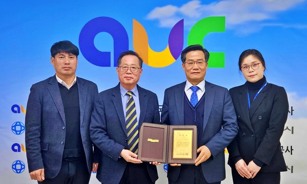 ▲ 안양도시공사는 13일 경기도교육감으로부터 생존수영 교육화 활성 기여 표창을 받았다.