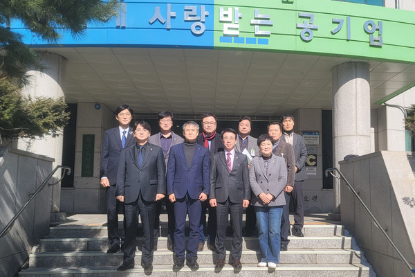▲ 용인특례시의회 도시건설위원회, 용인도시공사 주요 사업 현황 점검 모습.