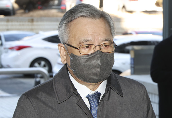 ▲ 대장동 개발 관련 민간사업자들로부터 청탁 대가 금품을 받은 혐의로 재판에 넘겨진 박영수 전 특별검사가 13일 서울 서초구 서울중앙지방법원에서 열린 1심 선고 재판에 출석하고 있다. /뉴시스