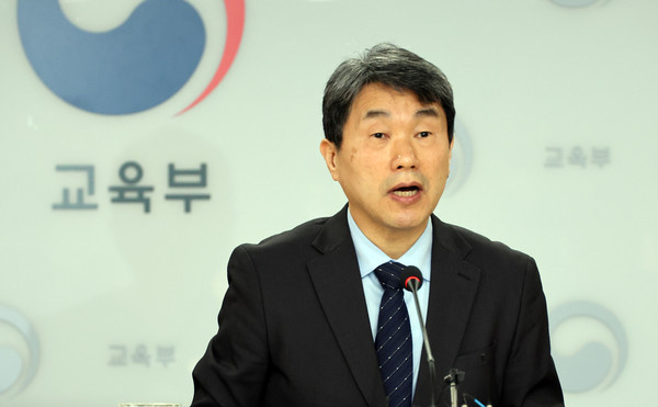 ▲ 이주호 부총리 겸 교육부 장관이 13일 세종시 정부세종청사에서 열린 의과대학 학사 정상화를 위한 의대총장 영상 간담회에서 발언하고 있다. /뉴시스