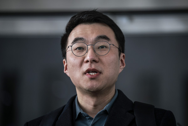 ▲ '허위 재산 신고'로 재판에 넘겨진 김남국 전 더불어민주당 의원이 10일 서울 양천구 서울남부지방법원에서 열린 위계공무집행방해 혐의 관련 1심 선고 재판을 마친 뒤 취재진 질문에 답하고 있다. /뉴시스