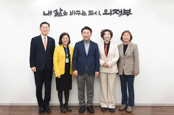 ▲ 김동근 시장(가운데)이 이인영 경기도의료원 의정부병원장(왼쪽에서 두번째) 및 관계자들과 기념사진을 찍고 있다.
