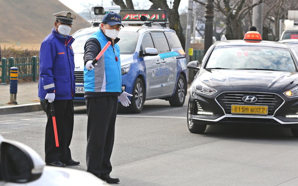 ▲ 주낙영 경주시장이 동부사적지 인근에서 교통정리를 하고 있는 모습.