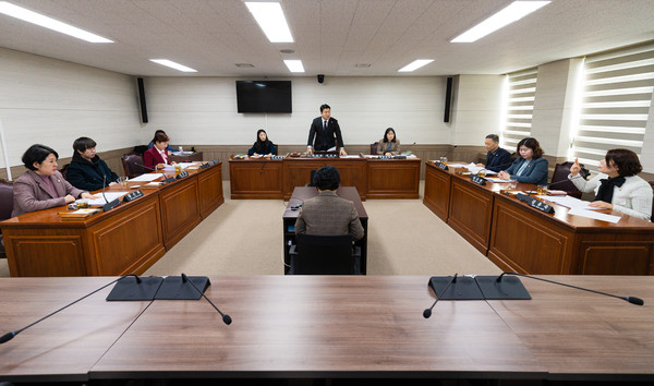 ▲ 안산시의회 의회운영위원회가 14일 의회 제4상임위원회 회의실에서 ‘제295회 임시회 폐회 중 2차 회의’를 열어 안산미래연구원장 후보자 인사청문 실시계획서를 채택했다. 사진은 이날 회의 중 한 장면.