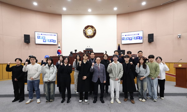 ▲ 성북구의회, 더불어민주당 성북(갑) 대학생 명예보좌관 견학 기념사진.
