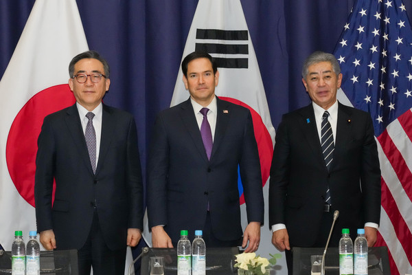 ▲ 뮌헨안보회의 참석차 출장 중인 조태열 외교부 장관이 15일 뮌헨 코메르츠방크에서 마르코 루비오 미국 국무장관 및 이와야 다케시 일본 외무대신과 한미일 외교장관회의에 앞서 기념촬영을 하고 있다. /뉴시스