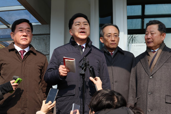 ▲ 윤석열 대통령 접견 관련 내용 전하는 김기현 의원. /뉴시스