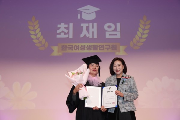 ▲ 학력인정 문해교육 졸업장 수여 모습.