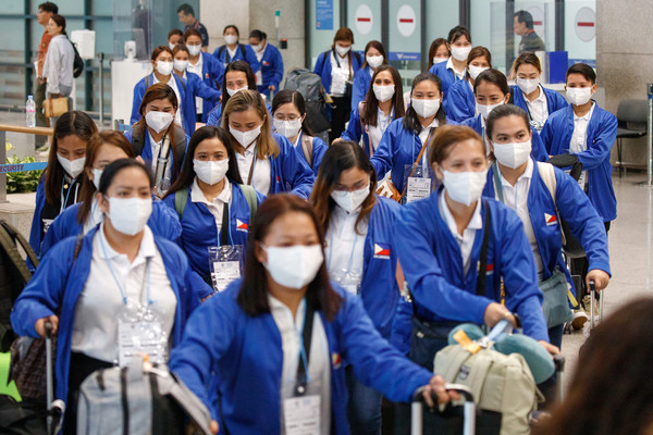 ▲ 지난해 8월 6일 외국인 가사관리사 시범사업에 참여하는 필리핀인 가사관리사들이 오전 인천국제공항을 통해 입국하고 있다. /뉴시스