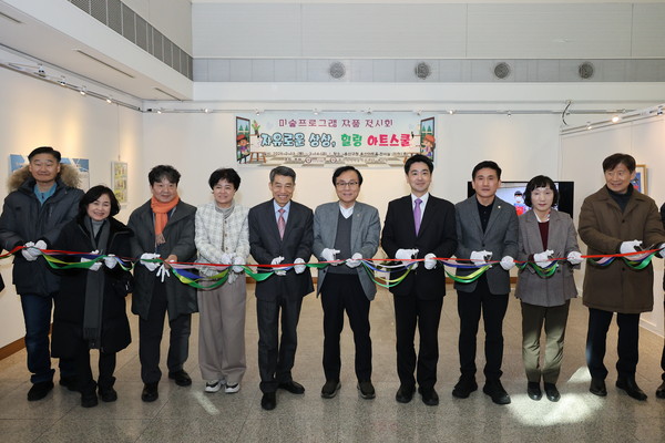 ▲ 개막식 기념행사 참석 단체사진.