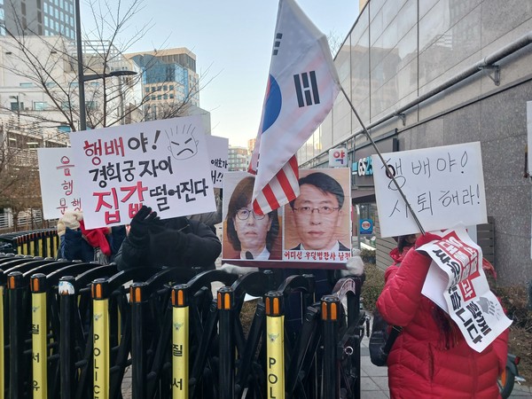 ▲ 윤석열 대통령 지지자들이 17일 오전 서울 종로구에 있는 문형배 헌법재판소장 권한대행의 집 앞에서 집회를 열고 있다.