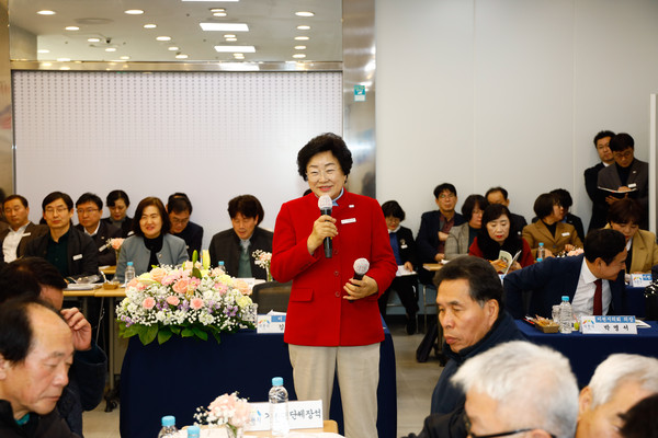 ▲ 김경희 이천시장이 창전동 주민들과 대화를 나누고 있다.
