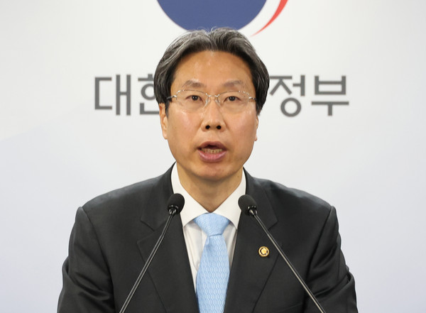 ▲ 최장혁 개인정보보호위원회(개인정보위) 부위원장이 17일 오전 서울 종로구 정부서울청사에서 딥시크(DeepSeek) 진행상황 관련 브리핑을 하고 있다. /뉴시스