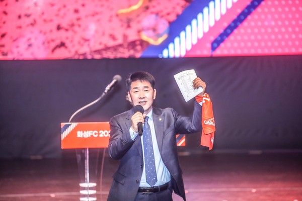 ▲ 축사 중인 화성특례시의회 배정수 의장.