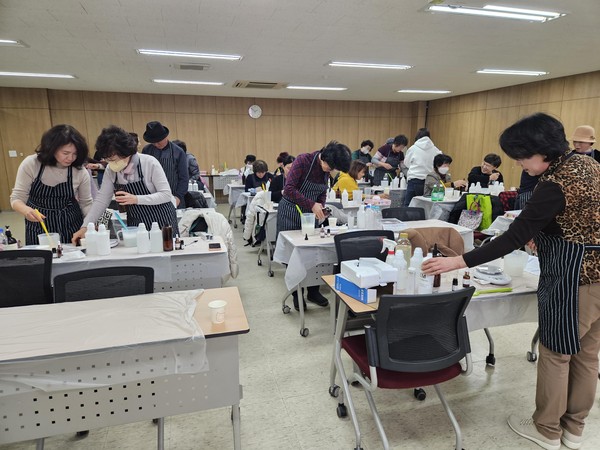 ▲ 옹진군 유용미생물 연구회 과제교육 실시 모습.