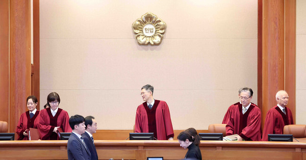 ▲ 문형배 헌법재판소장 권한대행을 비롯한 헌법재판관들이 지난 12일 오후 서울 종로구 헌법재판소 대심판정에서 열린 최재해 감사원장 탄핵심판 첫 변론기일에서 심판정으로 들어서고 있다. /뉴시스
