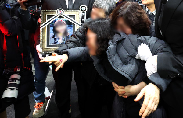 ▲ 지난 14일 오전 대전 서구 건양대병원 장례식장에서 열린 고 김하늘 양의 발인식에서 유가족들이 하늘 양의 이름을 부르며 오열하고 있다. /뉴시스