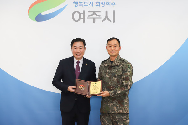 ▲ 여주시의회 예비군 육성지원 공로에 대한 감사패 수여 모습.