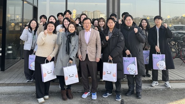 ▲ 지난해 신혼 공무원들의 행복한 결혼생활 응원하는 오찬 진행한 후 기념 촬영 모습.