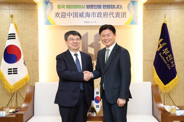 ▲ 조용익 부천시장(오른쪽)과 리우 쿠이 중 웨이하이 부시장(왼쪽)이 기념사진을 찍고 있다.