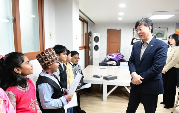 ▲ 이민근 안산시장이 노래공연을 마친 '자이언 상호문화 대안학교' 아동들과 대화를 나누고 있다.