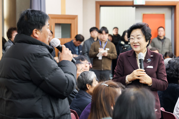 ▲ 주민과 대화를 나누고 있는 김경희 이천시장.