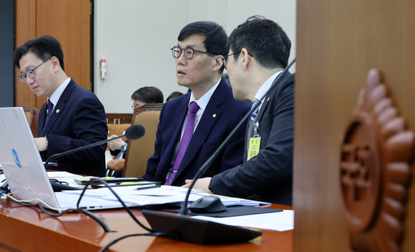 ▲ 대화 나누는 이창용 한은 총재와 유상대 부총재. /뉴시스