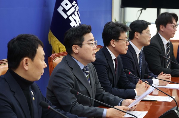 ▲ 박찬대 더불어민주당 원내대표가 18일 오전 서울 여의도 국회에서 열린 원내대책회의에서 발언을 하고 있다. /뉴시스