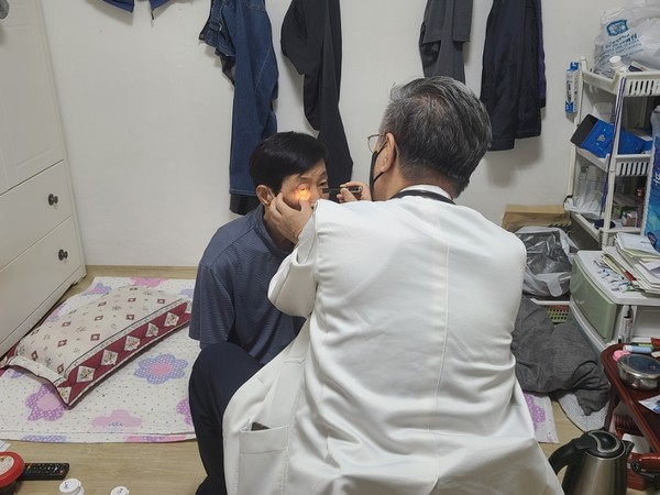 ▲ 효사랑 건강주치의가 방문 진료를 하는 모습.