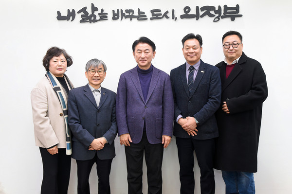 ▲ 김동근 의정부시장이 의정부시사회복지사협회 최종록 9대 신임 회장(오른쪽에서 두 번째)과 면담한 뒤 함께 기념사진을 찍고 있다.