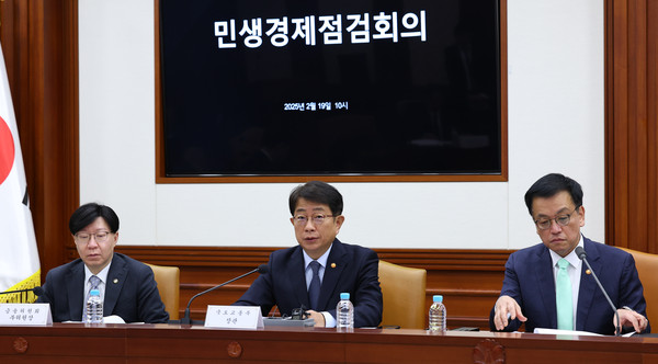 ▲ 박상우 국토교통부 장관이 19일 종로구 정부서울청사에서 열린 민생경제점검회의에서 발언하고 있다. 왼쪽부터 김소영 금융위원회 부위원장, 박 장관, 최상목 대통령 권한대행 부총리 겸 기획재정부 장관. /뉴시스