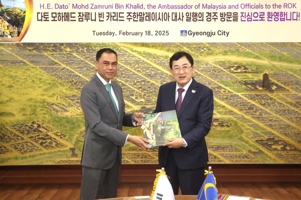 ▲ 주낙영 경주시장이 다토 모하메드 잠루니 빈 카리드 주한말레이시아 대사를 접견한 후 기념촬영을 하고 있다.