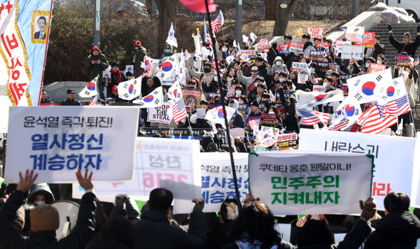 ▲ 17일 서울 관악구 서울대학교 학생회관 앞에서 윤석열 대통령 퇴진을 촉구하는 서울대 공동행동 참가자들과 탄핵을 반대하는 서울대인 및 시민들이 상반된 목소리를 내고 있다. /뉴시스