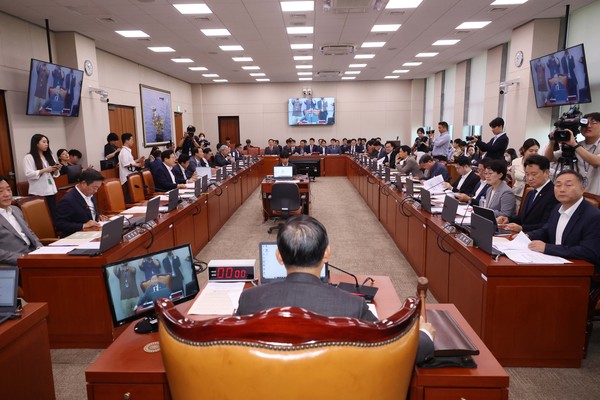 ▲ 이철규 국회 산업통상자원중소벤처기업위원장이 19일 오전 서울 여의도 국회에서 열린 산자위 전체회의에서 의사봉을 두드리고 있다. /뉴시스
