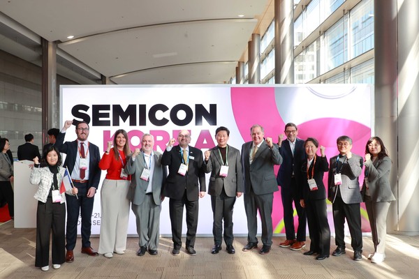 ▲ 이상일 용인특례시장과 미국 텍사스주 윌리엄슨 카운티 대표단 'SEMICON KOREA 2025' 참관 모습.