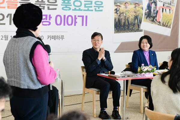 ▲ 이민근 안산시장이 본오1동 주민들과 소통하고 있다.