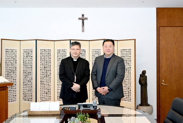 ▲ 김경일 파주시장(오른쪽)과 서울대교구 정순택 대주교(왼쪽).